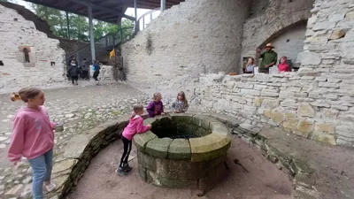 3. B  na hradě Vízmburk.